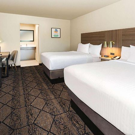 Ramada By Wyndham Modesto Yosemite Area Hotel Bagian luar foto