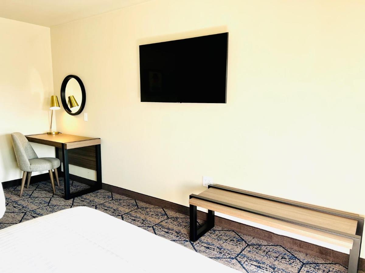 Ramada By Wyndham Modesto Yosemite Area Hotel Bagian luar foto