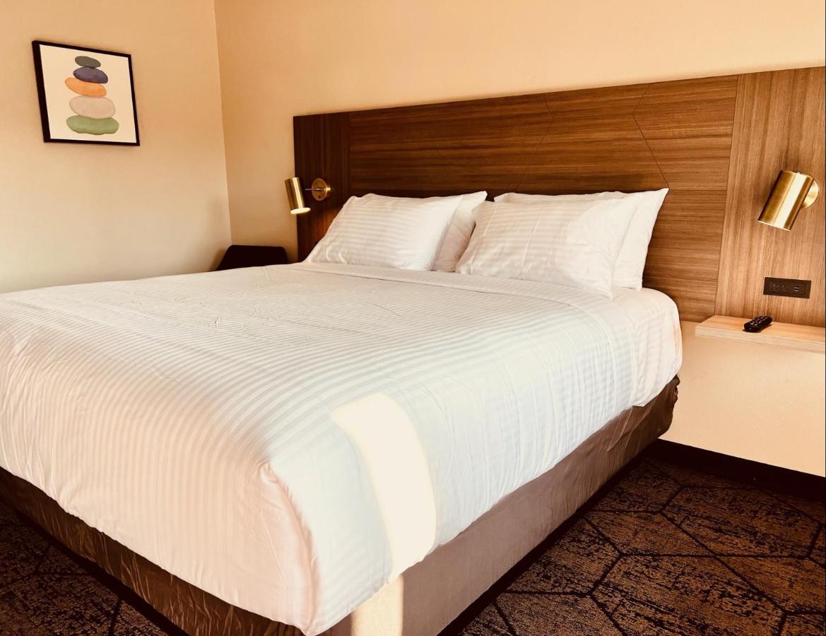 Ramada By Wyndham Modesto Yosemite Area Hotel Bagian luar foto