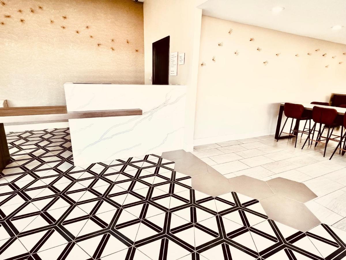 Ramada By Wyndham Modesto Yosemite Area Hotel Bagian luar foto