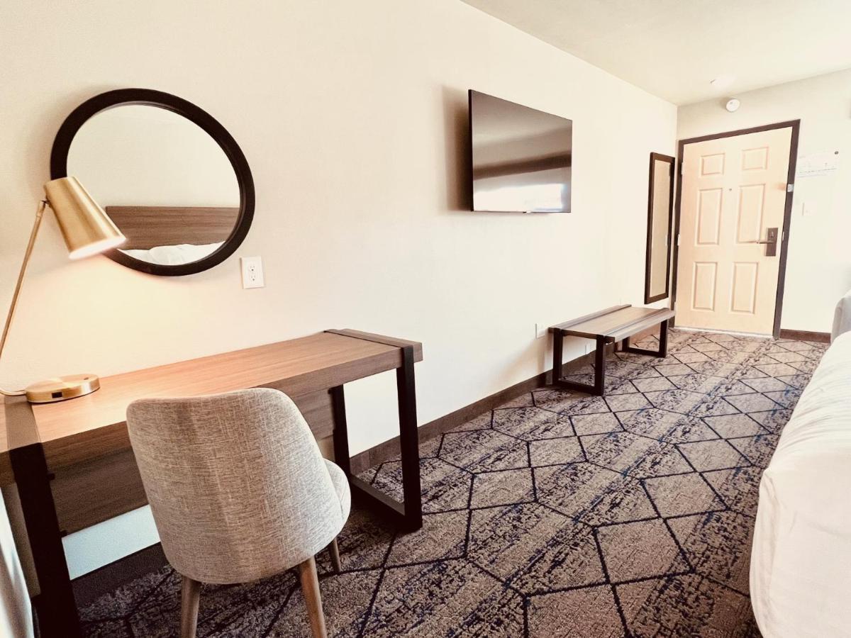 Ramada By Wyndham Modesto Yosemite Area Hotel Bagian luar foto