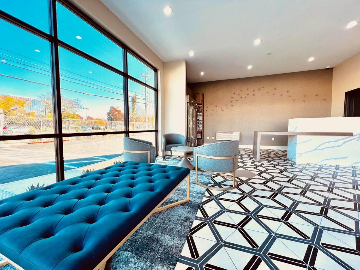 Ramada By Wyndham Modesto Yosemite Area Hotel Bagian luar foto