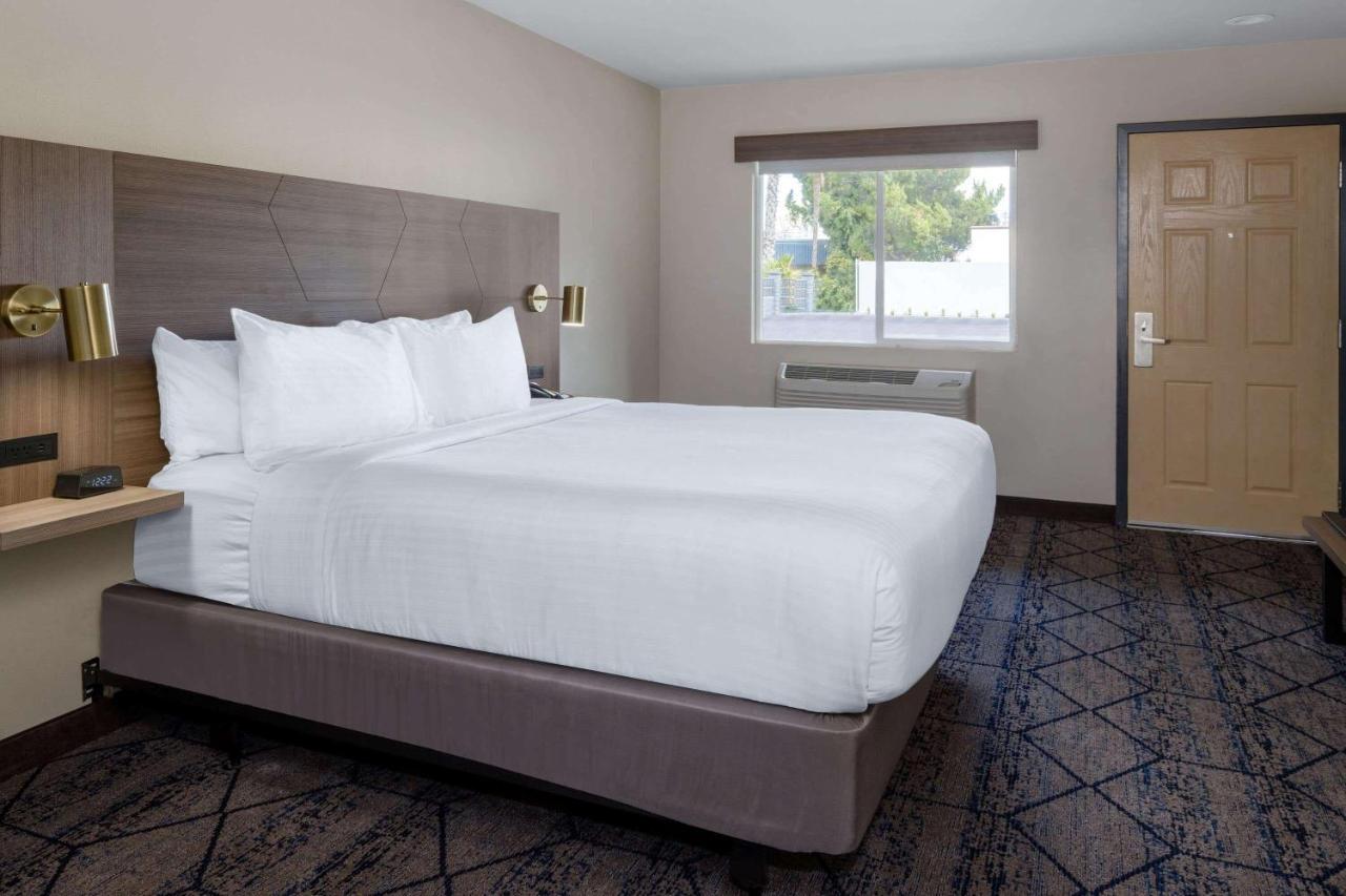 Ramada By Wyndham Modesto Yosemite Area Hotel Bagian luar foto