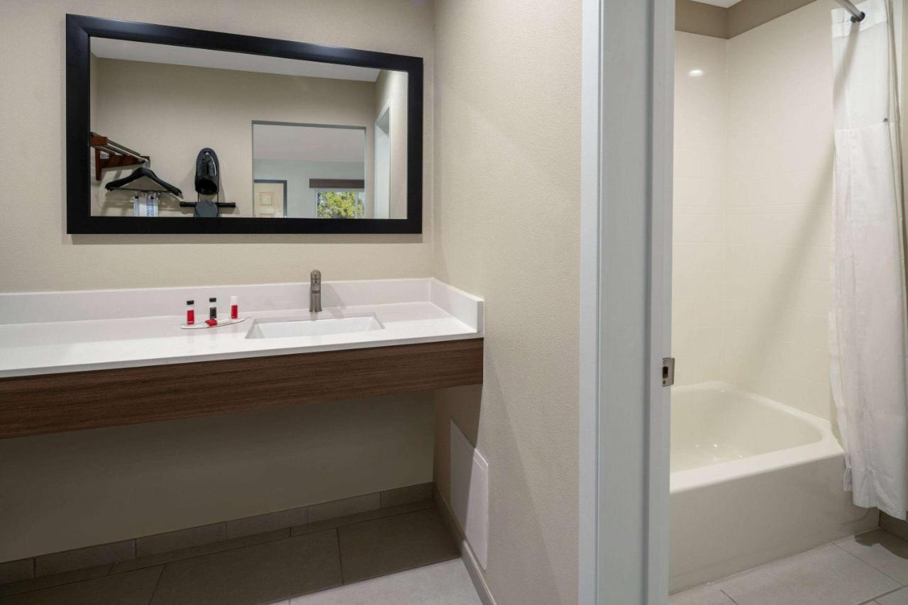 Ramada By Wyndham Modesto Yosemite Area Hotel Bagian luar foto