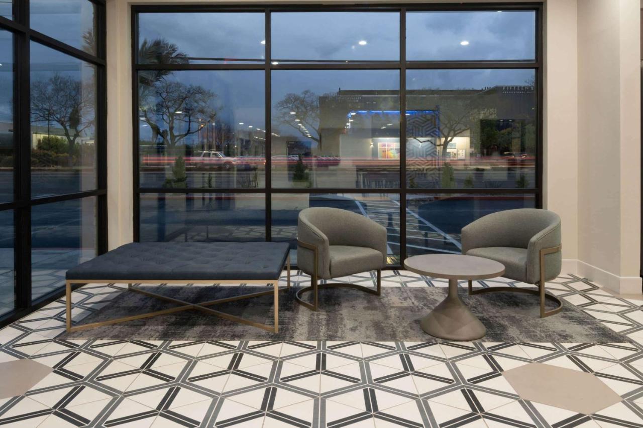 Ramada By Wyndham Modesto Yosemite Area Hotel Bagian luar foto