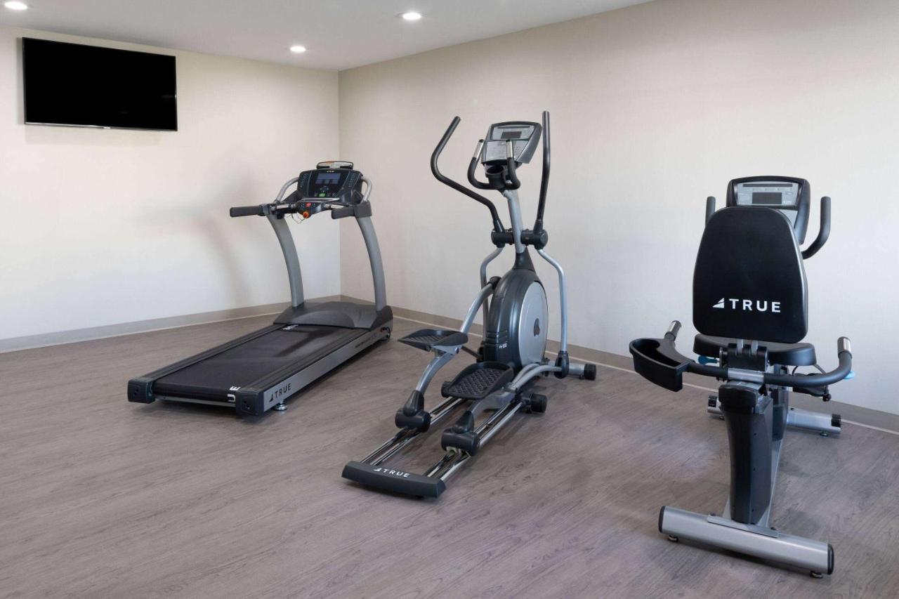 Ramada By Wyndham Modesto Yosemite Area Hotel Bagian luar foto