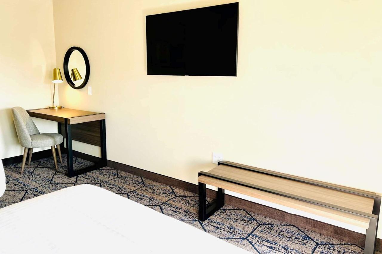Ramada By Wyndham Modesto Yosemite Area Hotel Bagian luar foto