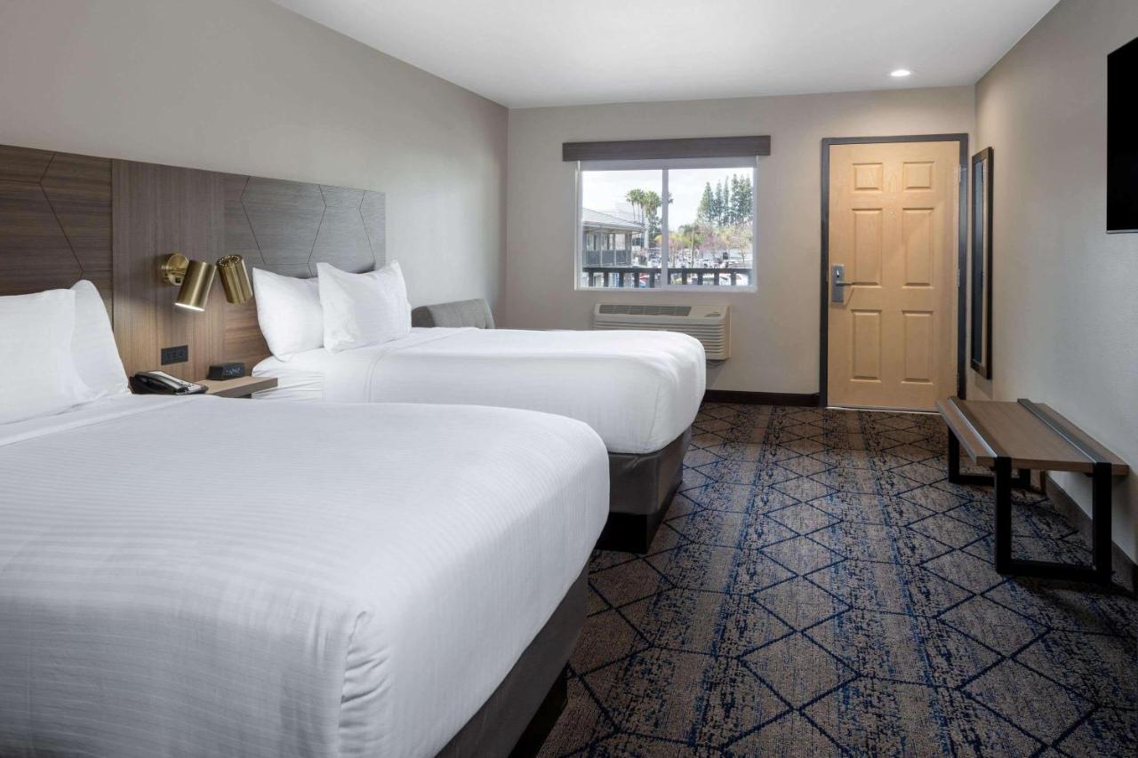 Ramada By Wyndham Modesto Yosemite Area Hotel Bagian luar foto