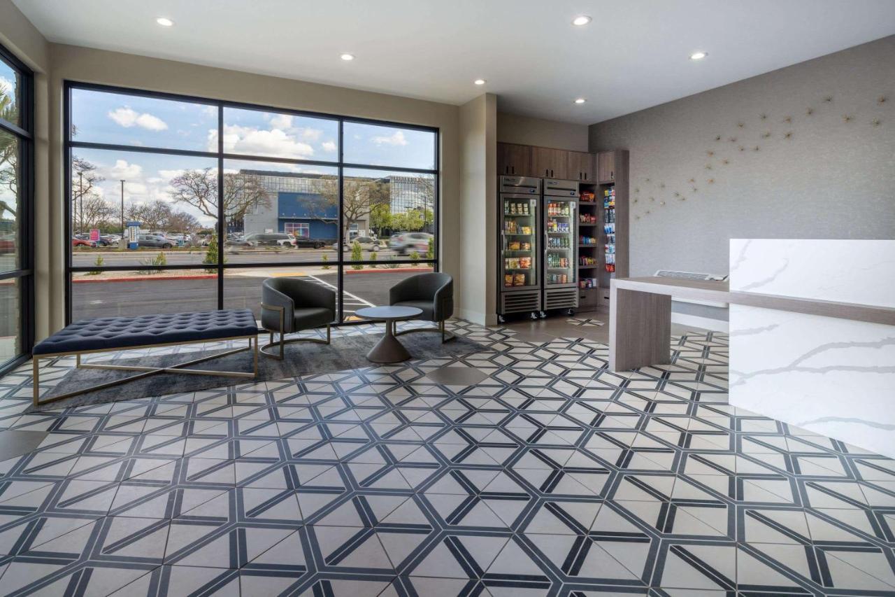 Ramada By Wyndham Modesto Yosemite Area Hotel Bagian luar foto