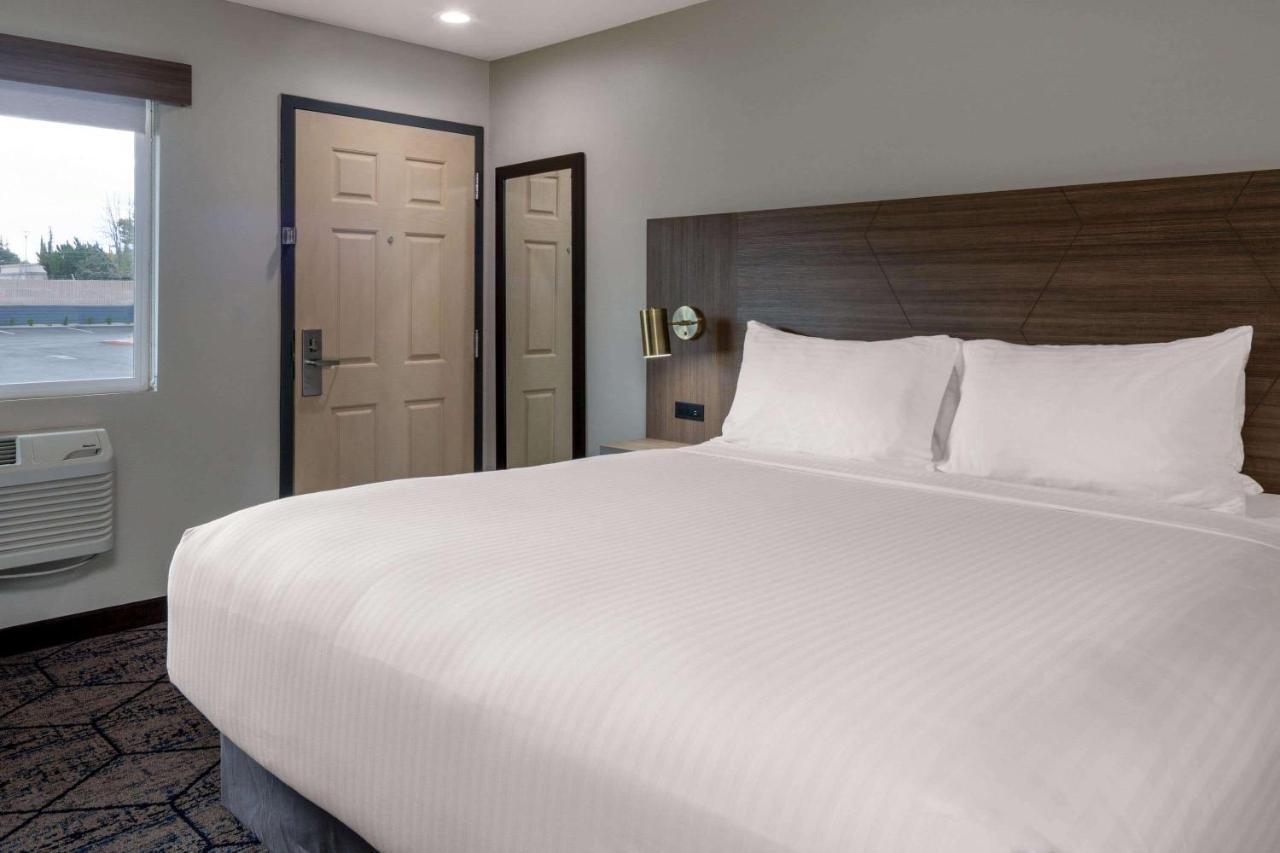 Ramada By Wyndham Modesto Yosemite Area Hotel Bagian luar foto