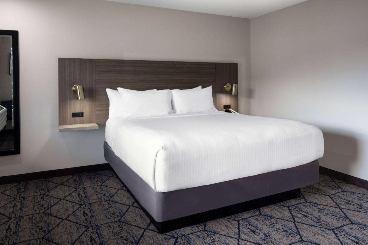 Ramada By Wyndham Modesto Yosemite Area Hotel Bagian luar foto