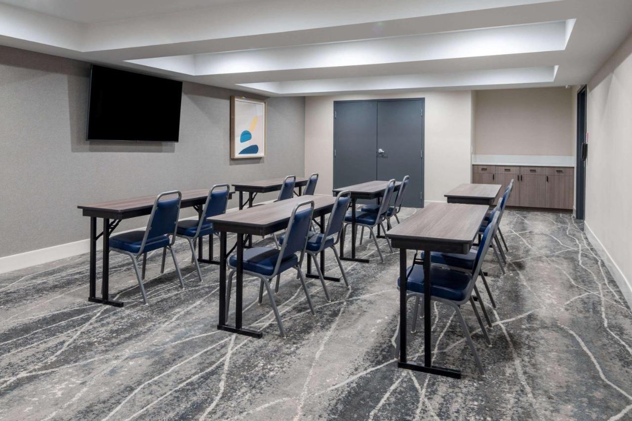 Ramada By Wyndham Modesto Yosemite Area Hotel Bagian luar foto