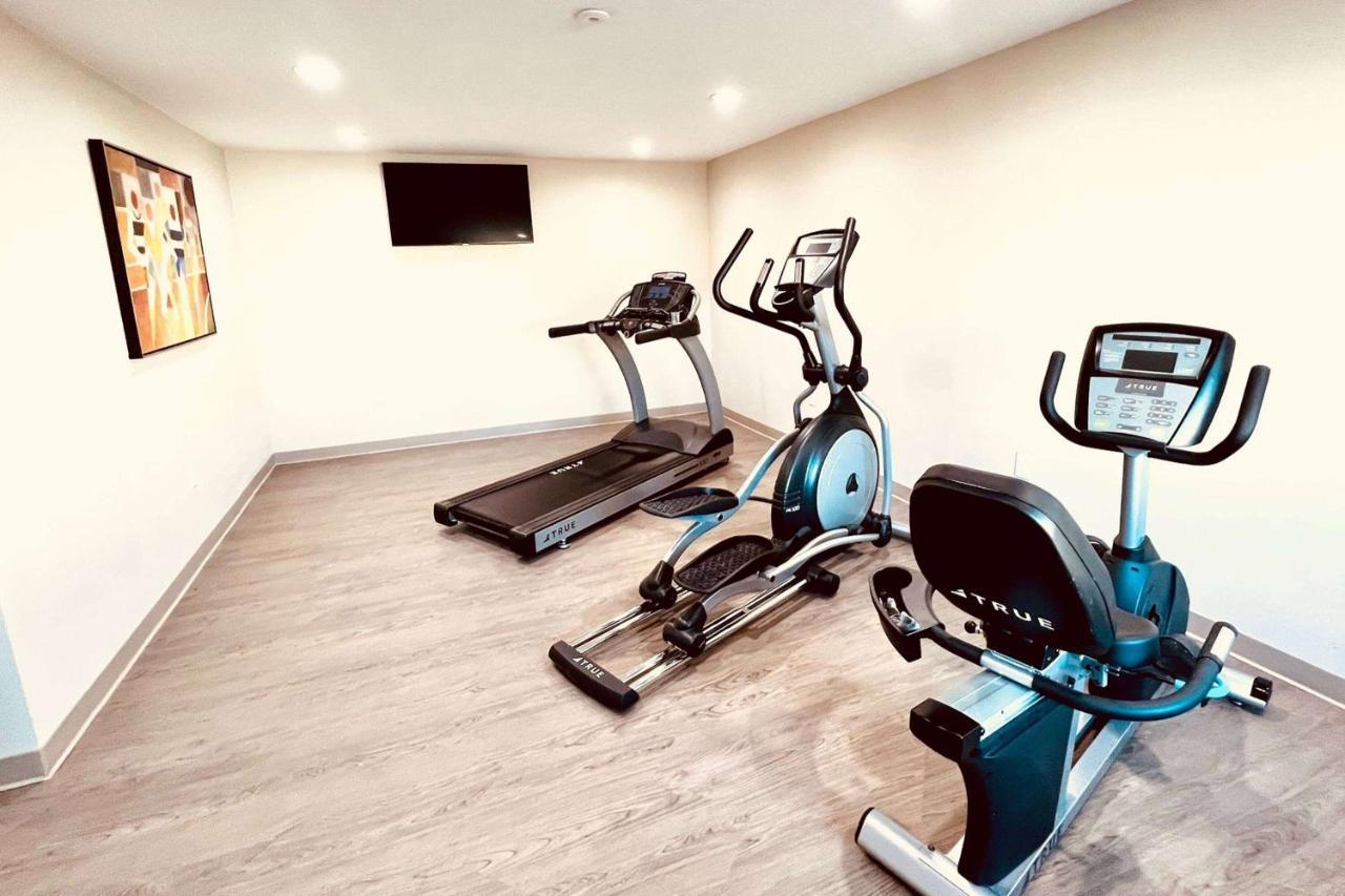 Ramada By Wyndham Modesto Yosemite Area Hotel Bagian luar foto