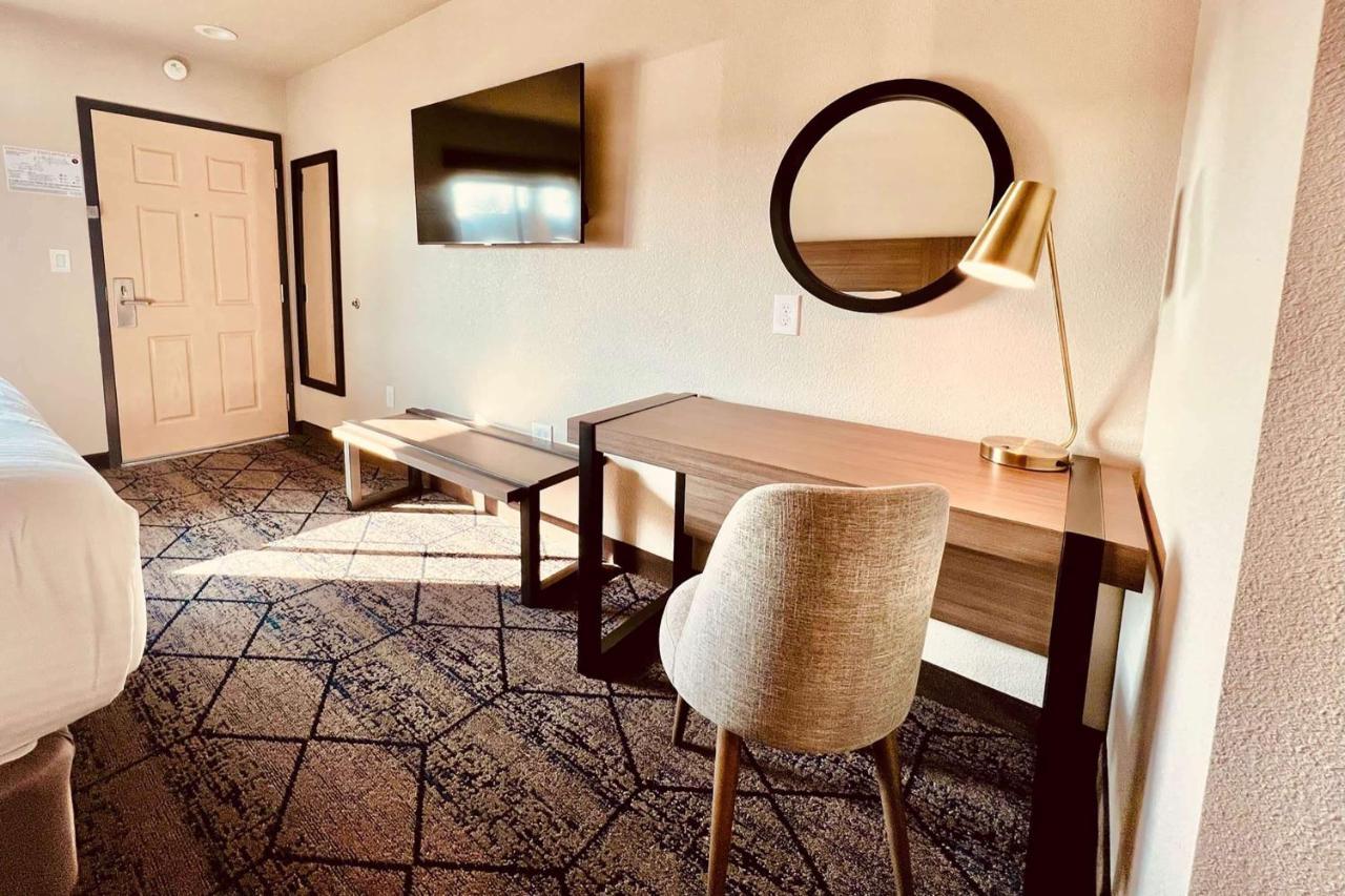 Ramada By Wyndham Modesto Yosemite Area Hotel Bagian luar foto