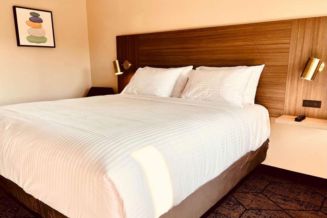 Ramada By Wyndham Modesto Yosemite Area Hotel Bagian luar foto