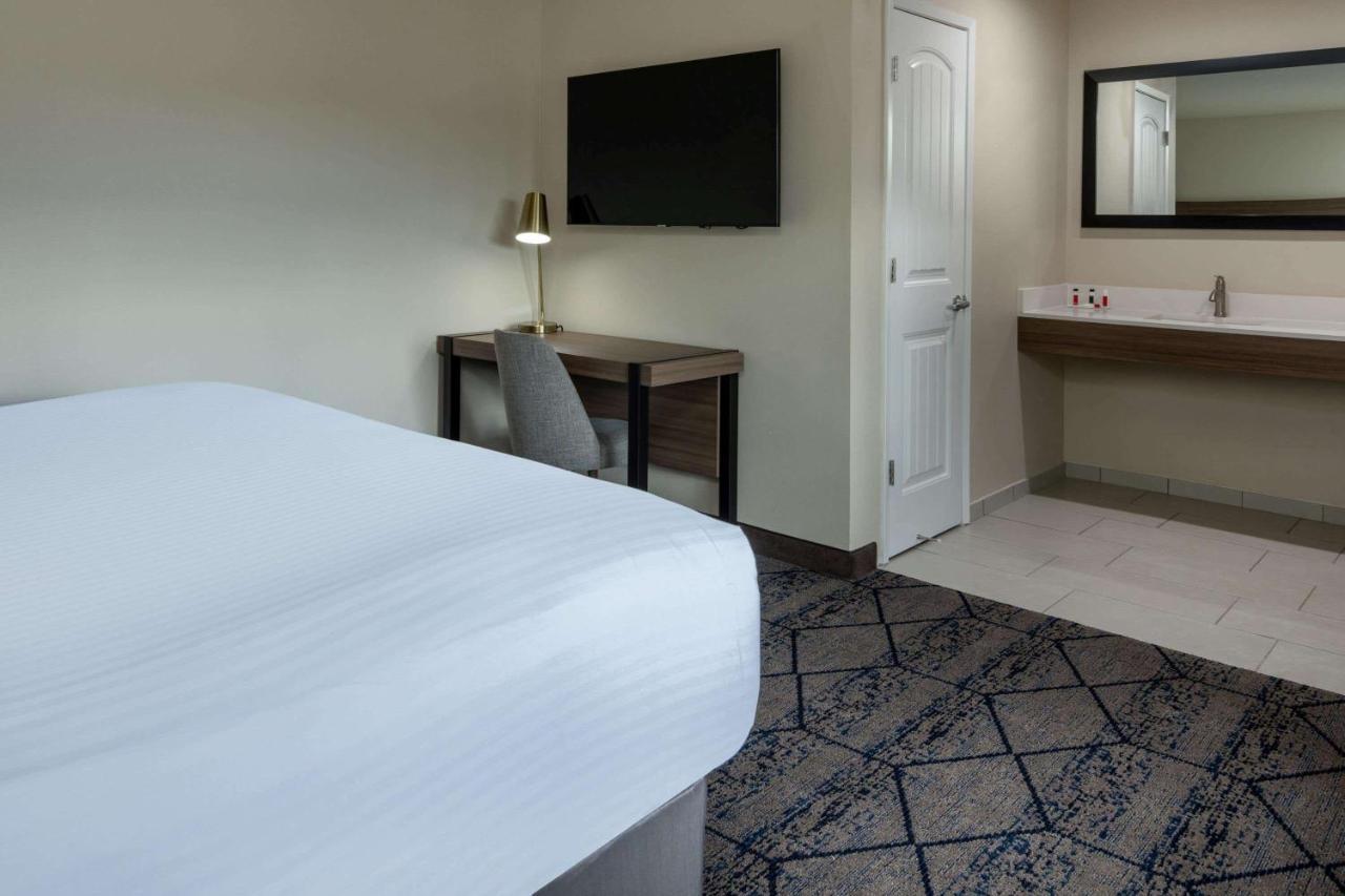 Ramada By Wyndham Modesto Yosemite Area Hotel Bagian luar foto