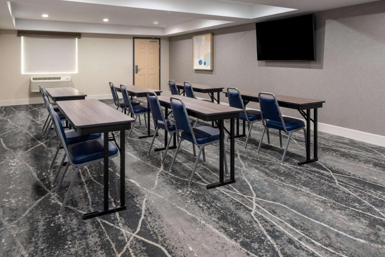 Ramada By Wyndham Modesto Yosemite Area Hotel Bagian luar foto