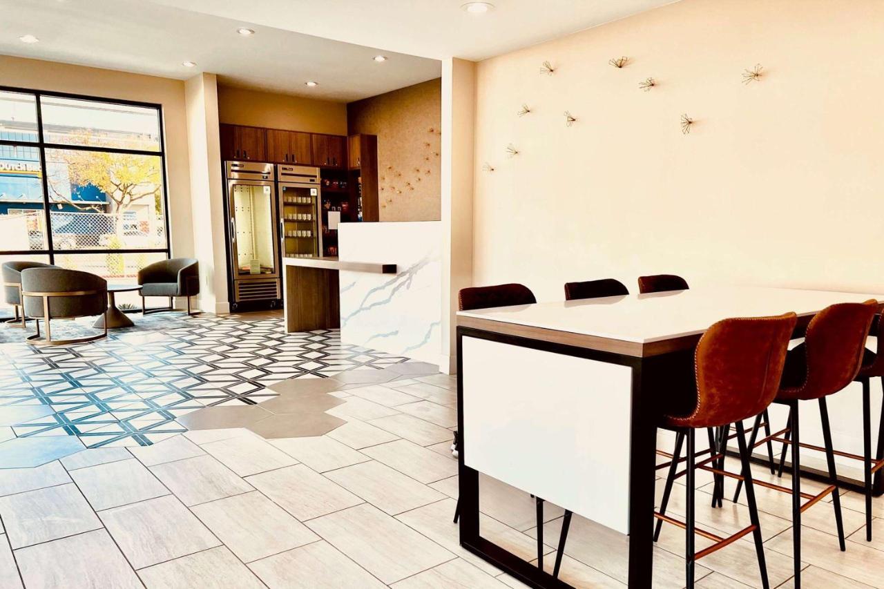 Ramada By Wyndham Modesto Yosemite Area Hotel Bagian luar foto