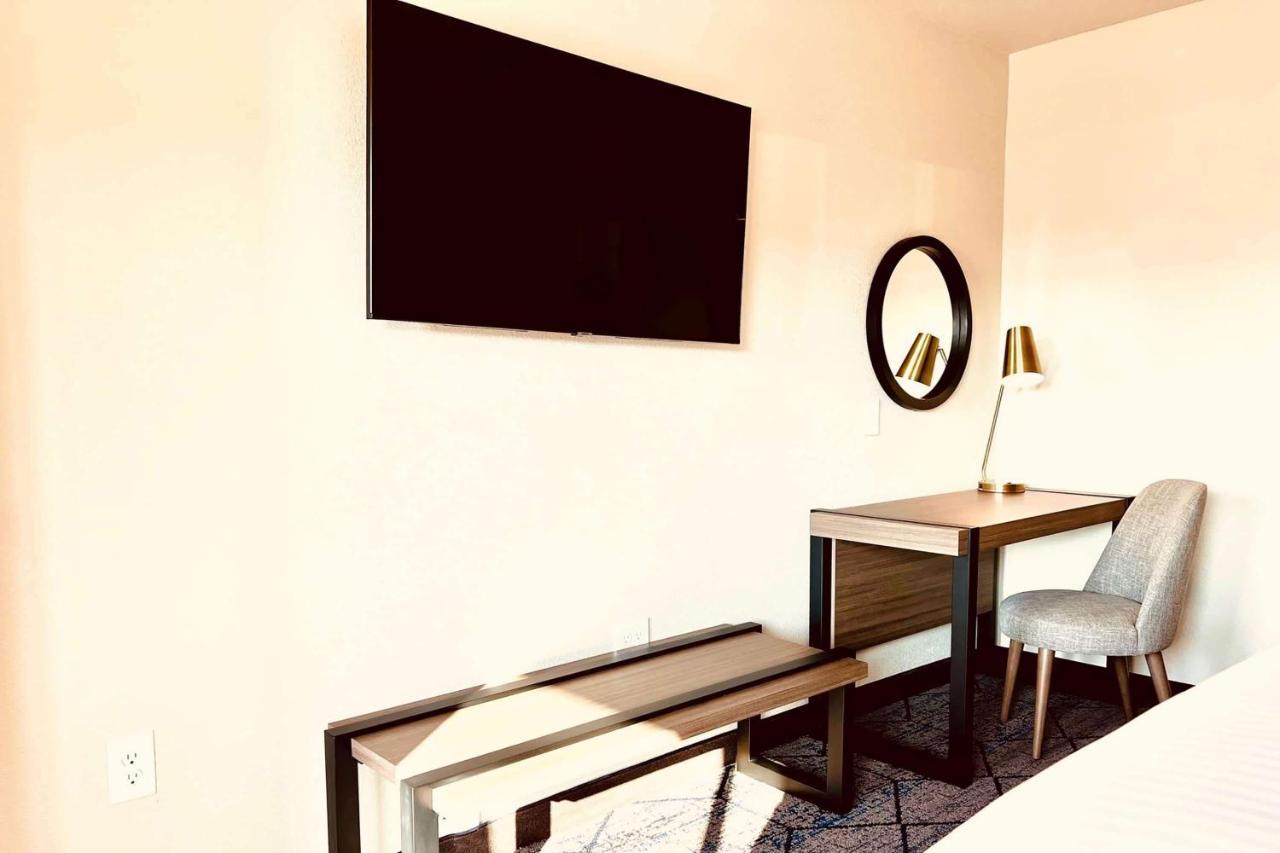 Ramada By Wyndham Modesto Yosemite Area Hotel Bagian luar foto