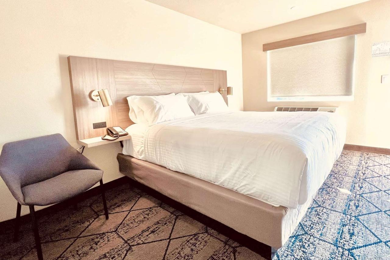 Ramada By Wyndham Modesto Yosemite Area Hotel Bagian luar foto
