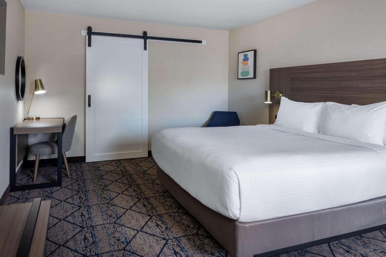 Ramada By Wyndham Modesto Yosemite Area Hotel Bagian luar foto