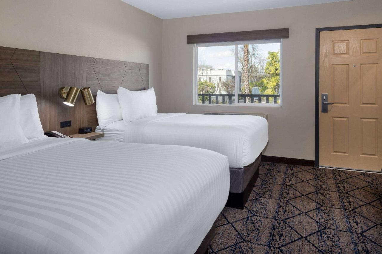 Ramada By Wyndham Modesto Yosemite Area Hotel Bagian luar foto