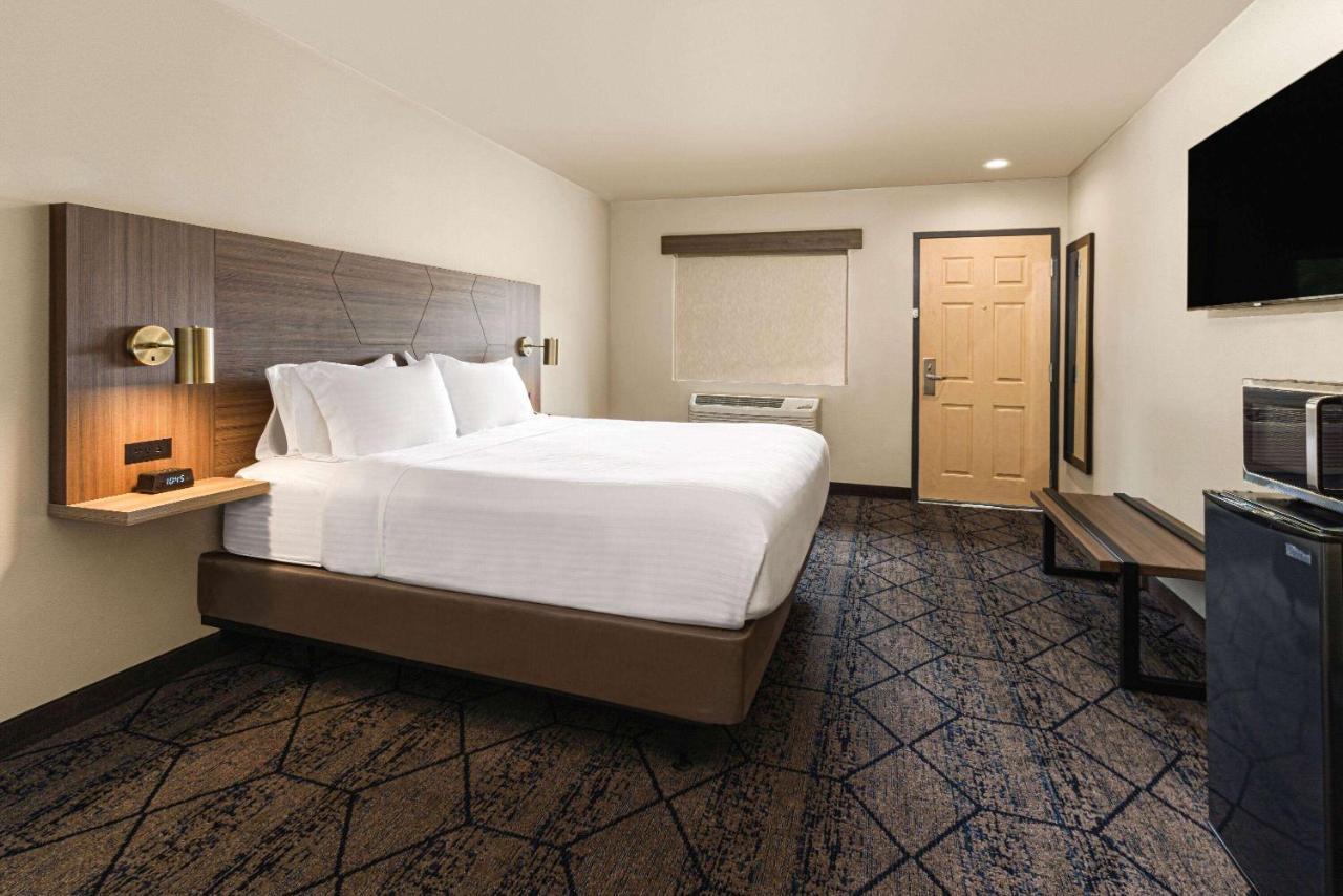 Ramada By Wyndham Modesto Yosemite Area Hotel Bagian luar foto