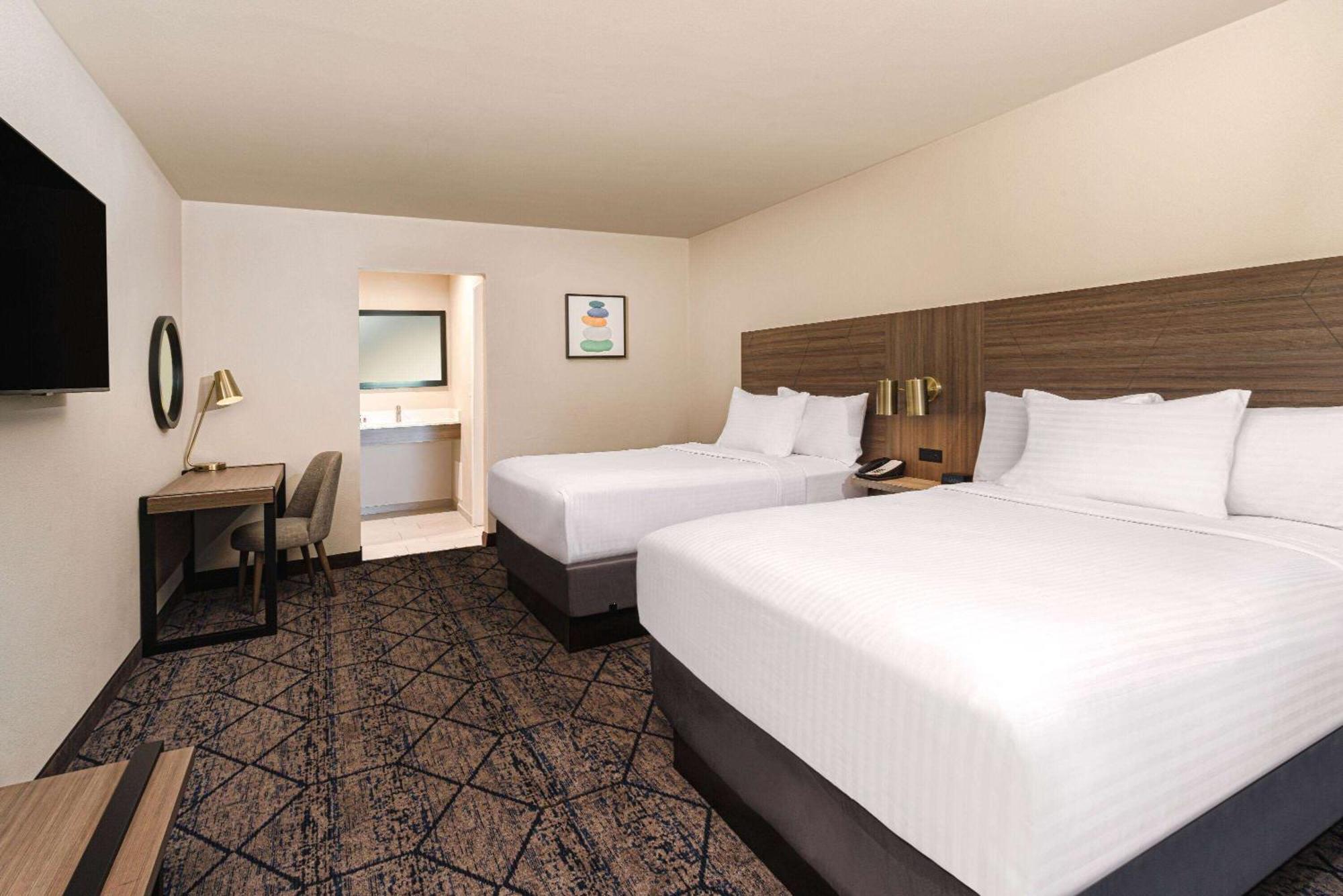 Ramada By Wyndham Modesto Yosemite Area Hotel Bagian luar foto