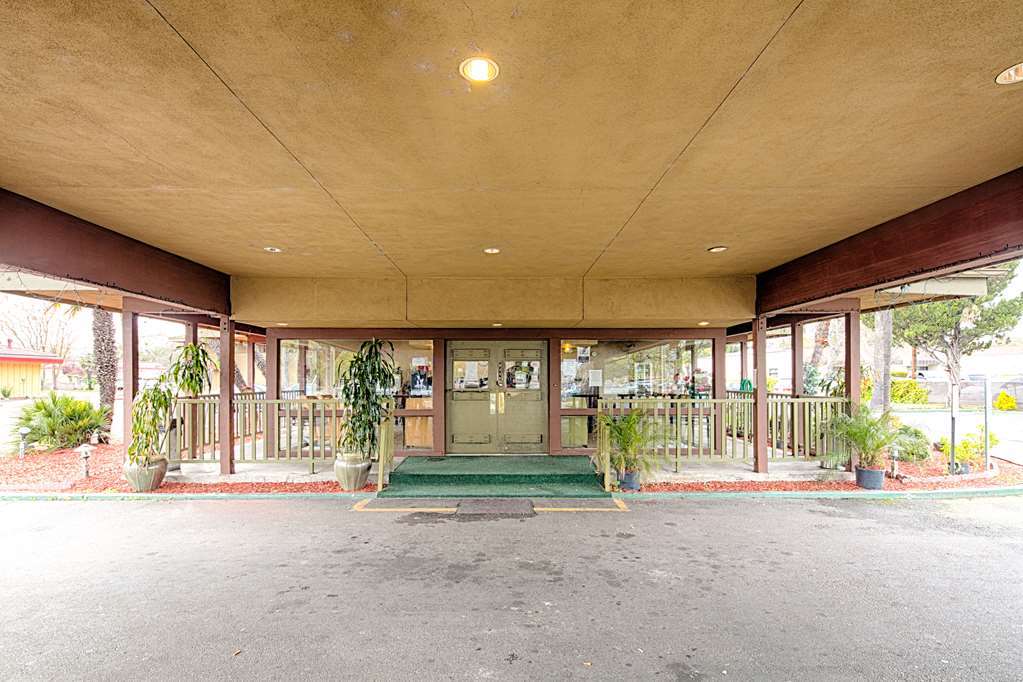 Ramada By Wyndham Modesto Yosemite Area Hotel Bagian luar foto