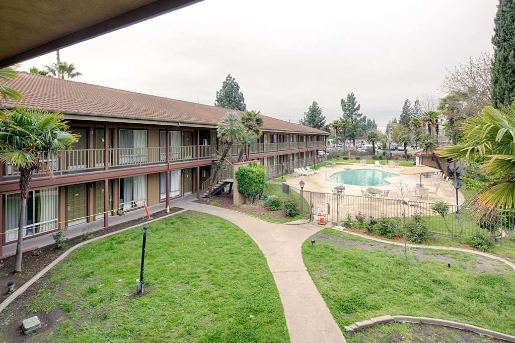 Ramada By Wyndham Modesto Yosemite Area Hotel Bagian luar foto