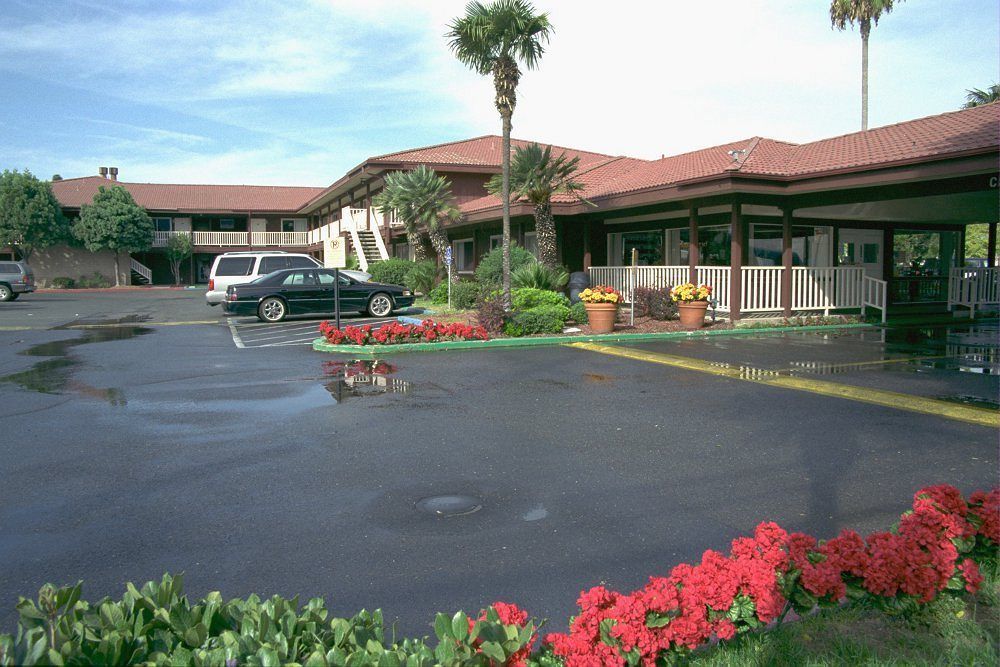 Ramada By Wyndham Modesto Yosemite Area Hotel Bagian luar foto