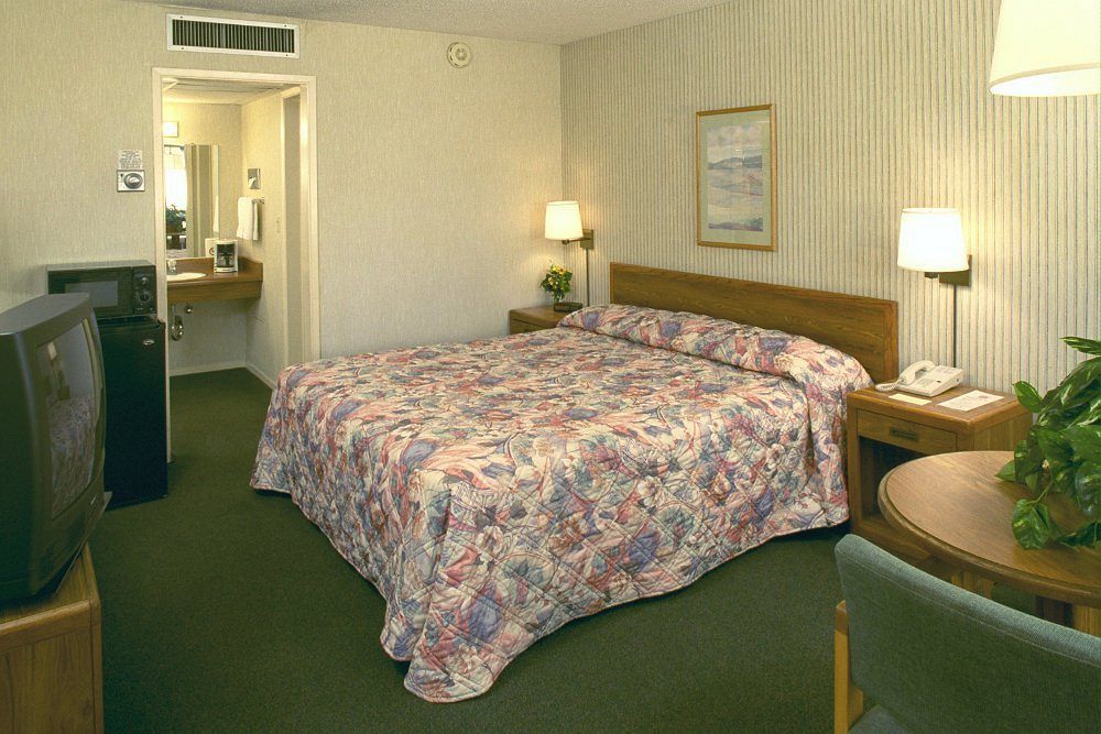 Ramada By Wyndham Modesto Yosemite Area Hotel Bagian luar foto