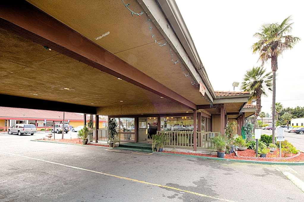 Ramada By Wyndham Modesto Yosemite Area Hotel Bagian luar foto