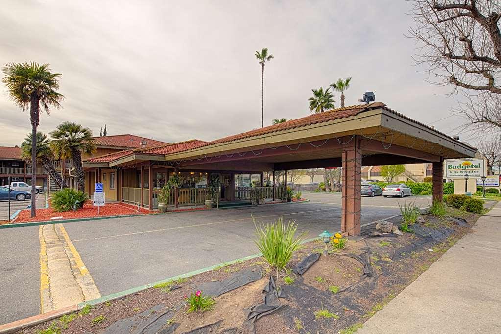 Ramada By Wyndham Modesto Yosemite Area Hotel Bagian luar foto