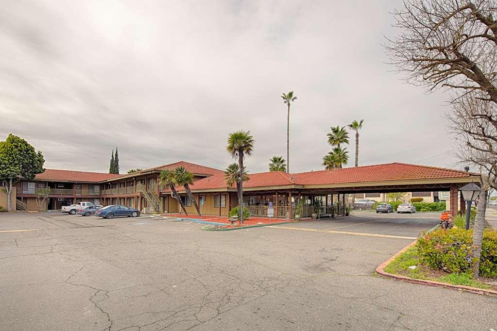Ramada By Wyndham Modesto Yosemite Area Hotel Bagian luar foto